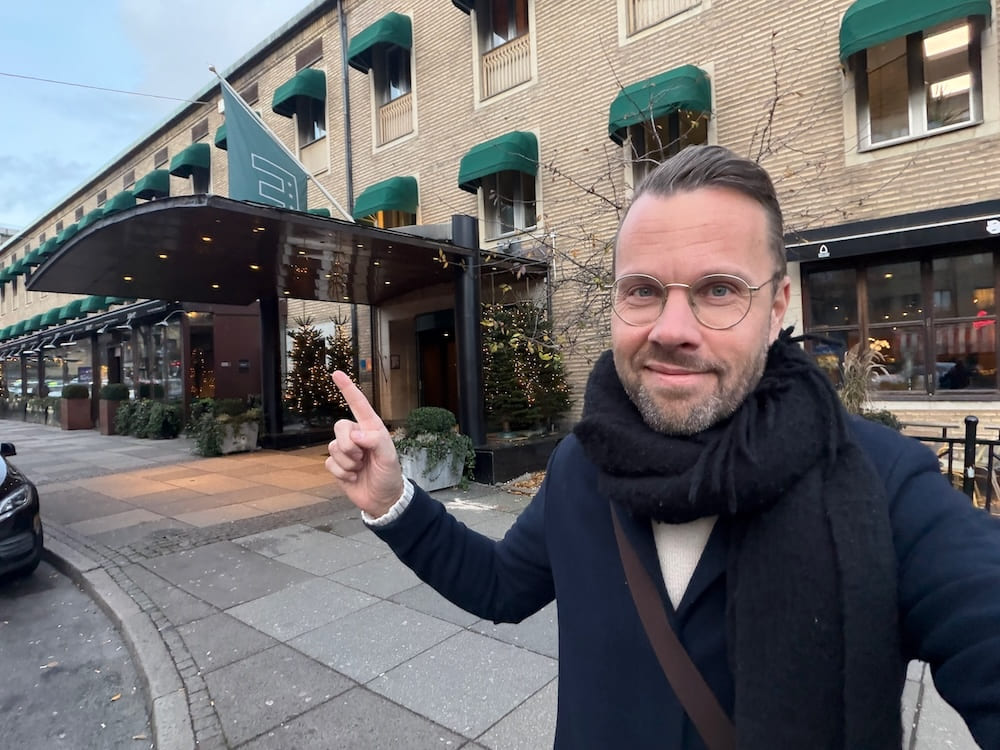 Magnus Ängslycke vid entren till Distriktsläkarstämman