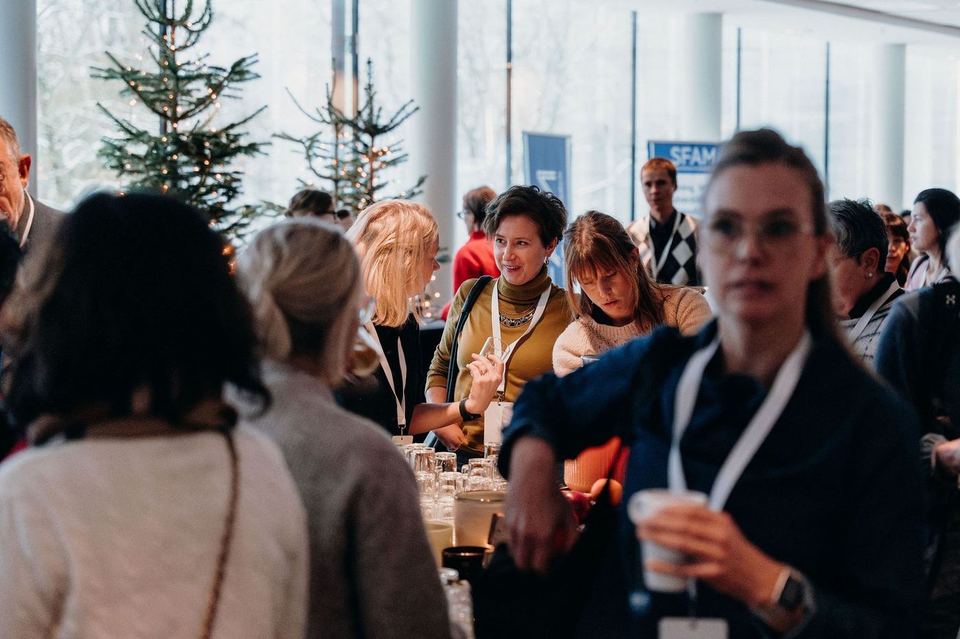Deltagare minglar med kaffe i handen i pausen på Distriktsläkarstämman 2025