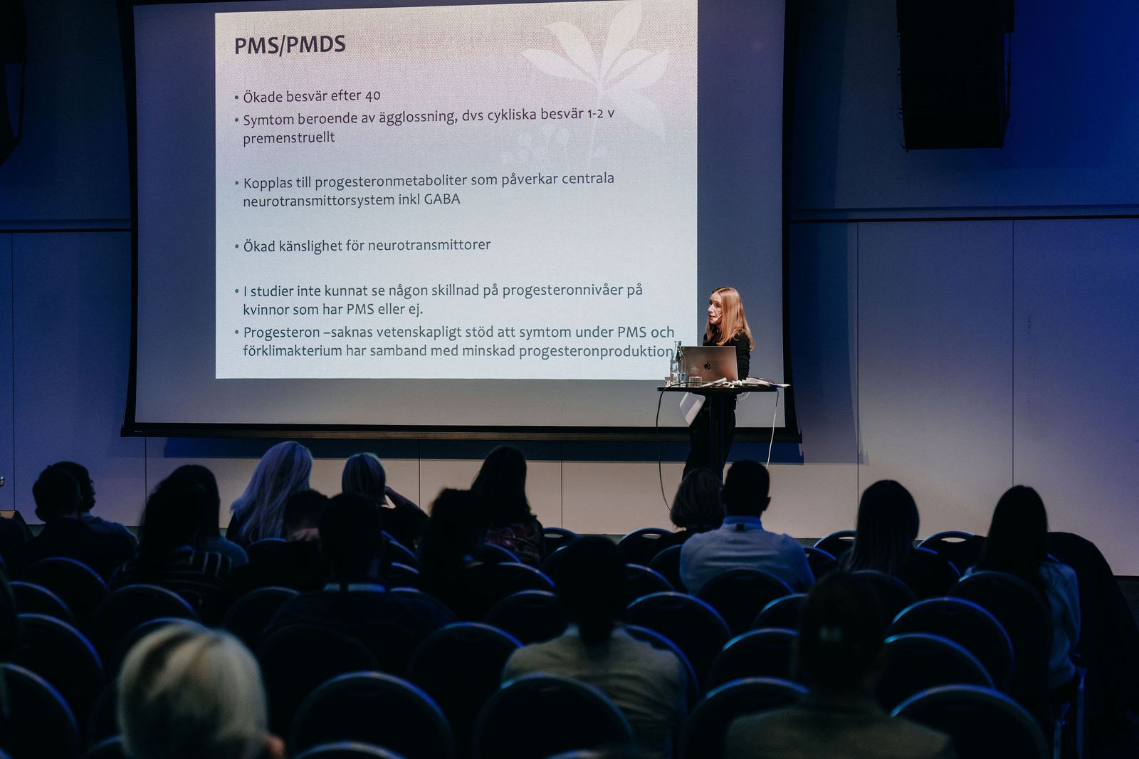 Linn Ekhed föreläser om klimakteriet i fullsatt stora salen på Distriktsläkarstämman 2025