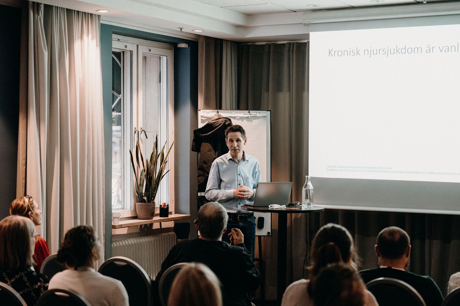 Per Dahlberg föreläser om njurmedicin i en mindre sal på Distriktsläkarstämman 2025
