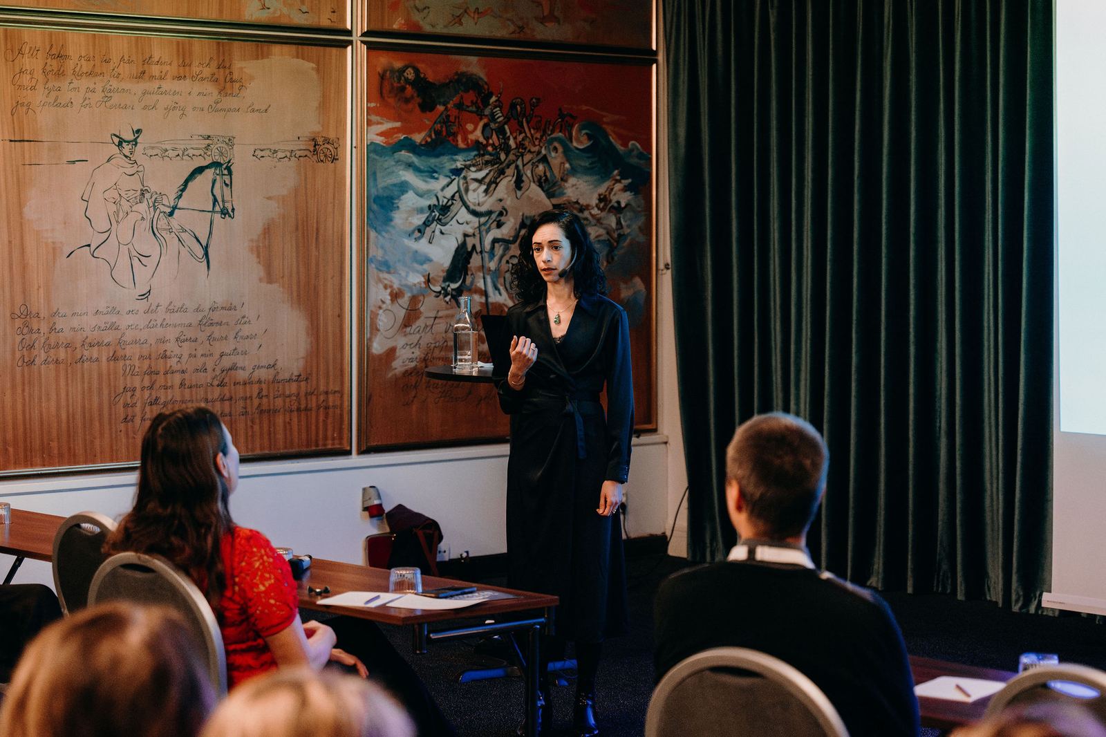 Arwa Josefsson föreläser om funktionella symtom för en mindre grupp deltagare på Distriktsläkarstämman 2025